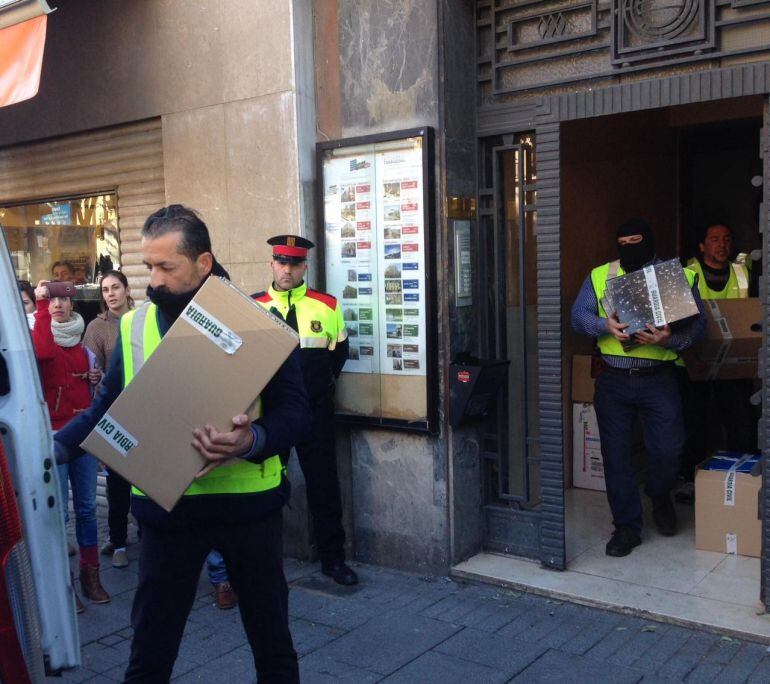 La Guàrdia Civil s'emporta documentació d'un despatx a Tarragona