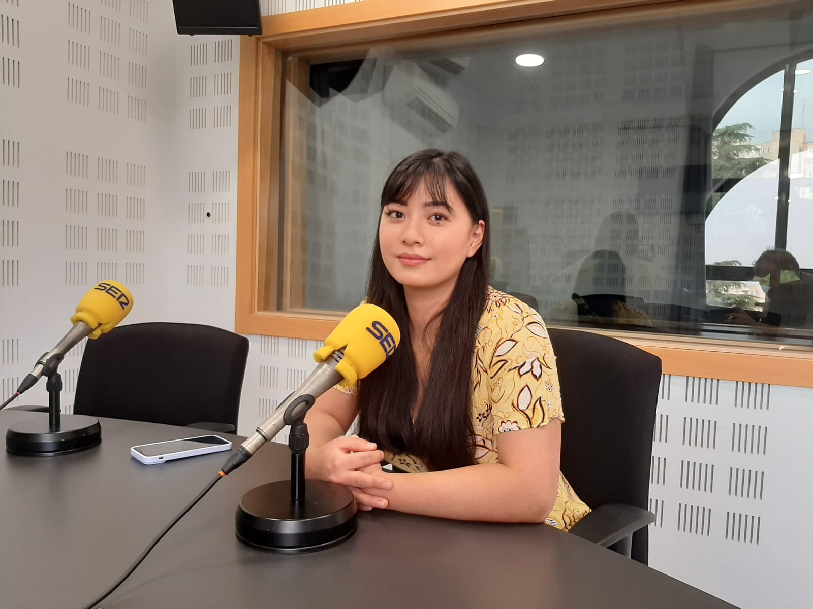 Noelia Tomoshige en los estudios de Cadena SER