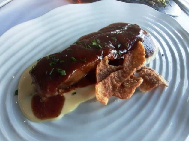 Manitas de cerdo deshuesadas con parmentier y jugo de asado