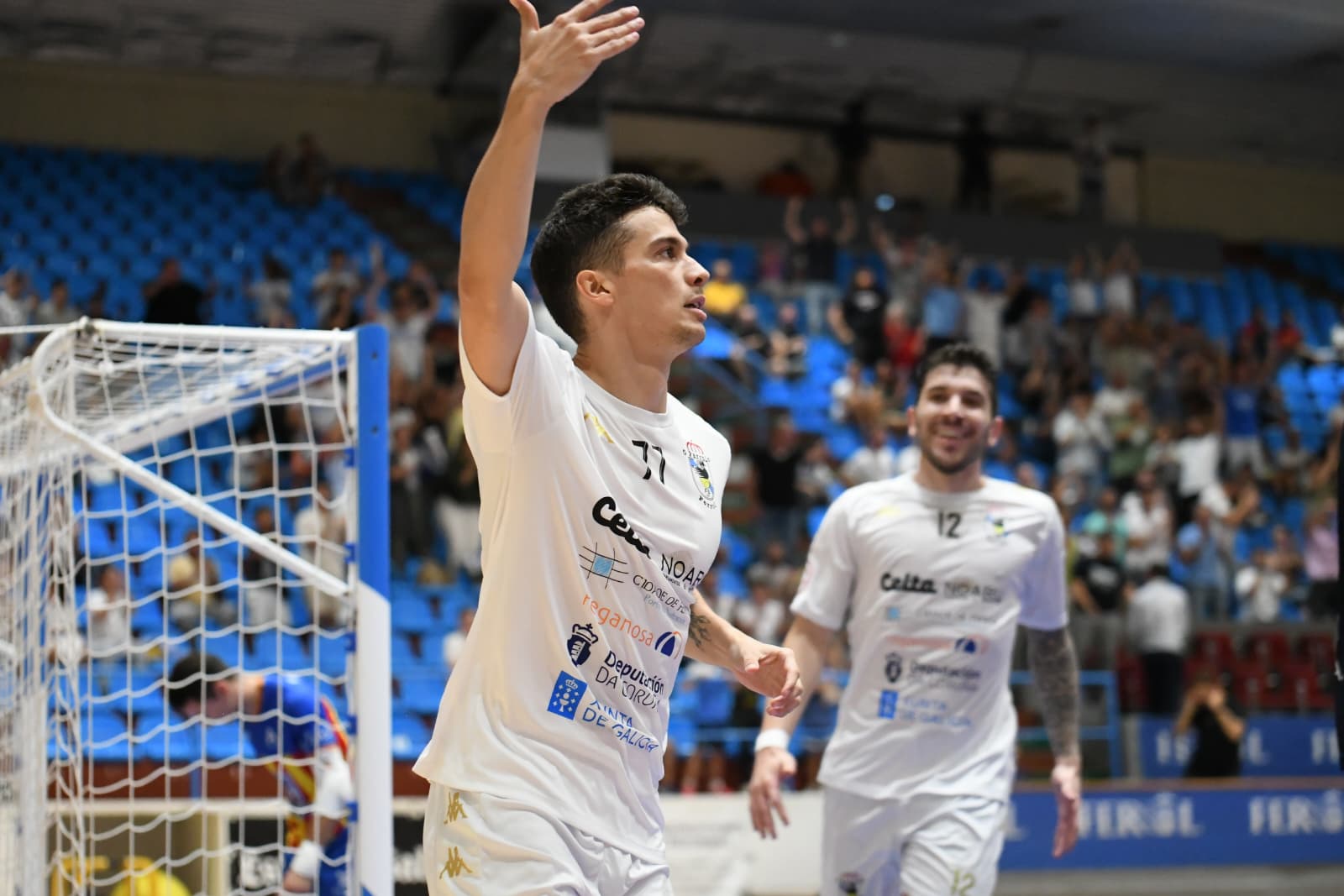 Penezio celebra uno de los goles de O Parrulo ante el Family Cash Alzira en A Malata (foto: MijanPhoto / O Parrulo Ferrol FS)