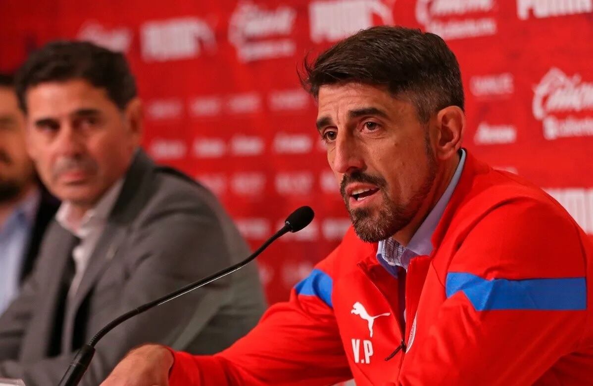 Fernando Hierro, director deportivo de Chivas, con Veljko Paunovic.