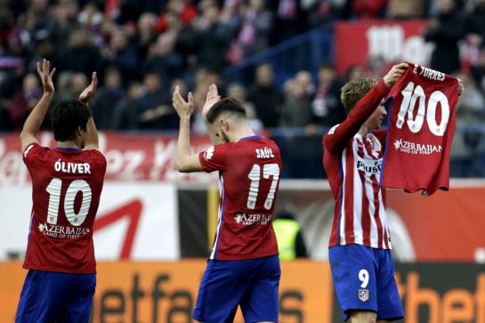 El delantero del Atlético de Madrid Fernando Torres celebra el gol marcado ante el Eibar, el tercero del equipo, y su número 100 con el club