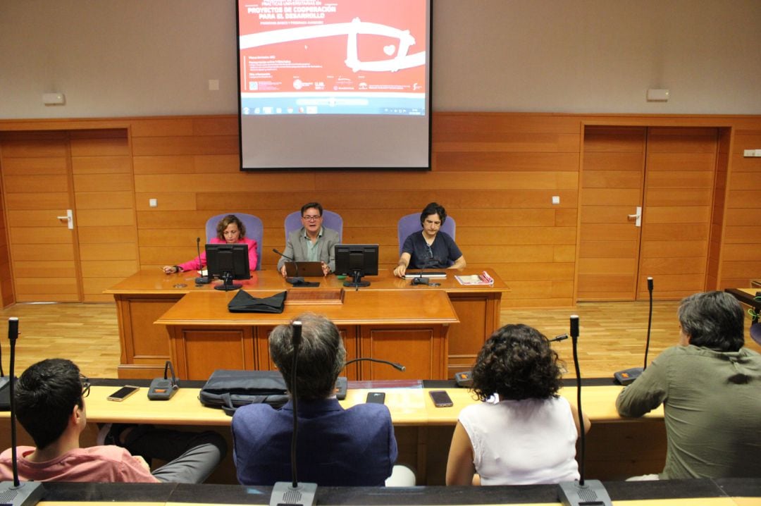 Asistentes a la presentación del programa en la UJA.