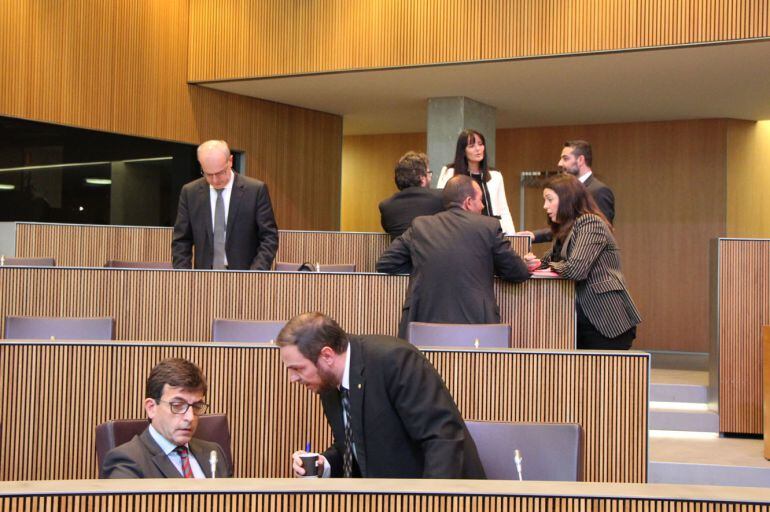 El minjistre de Finances, Jordi Cinca, i el conseller demòcrata, Josep Anton Bardina, abans d'inicar-se la sessió de Consell General que va aprovar ahir la modificació de la llei de l'INAF.