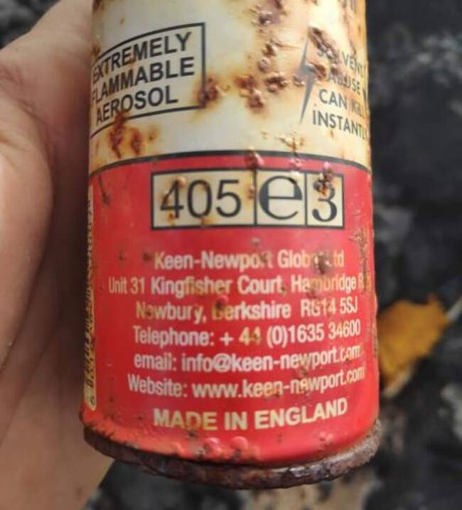 El bote puede llevar décadas sin degradarse en el mar hasta llegar a la playa donde puede pasar cientos de años más