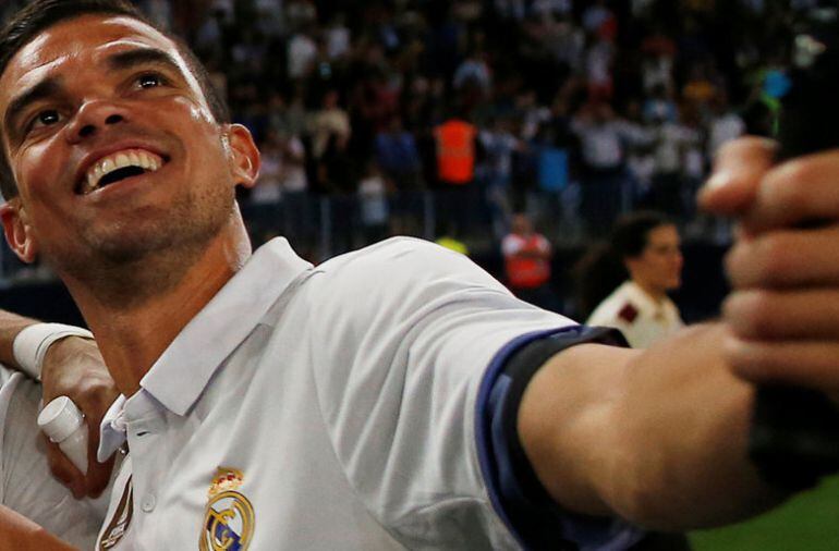 Pepe celebra la Liga sobre el césped de La Rosaleda