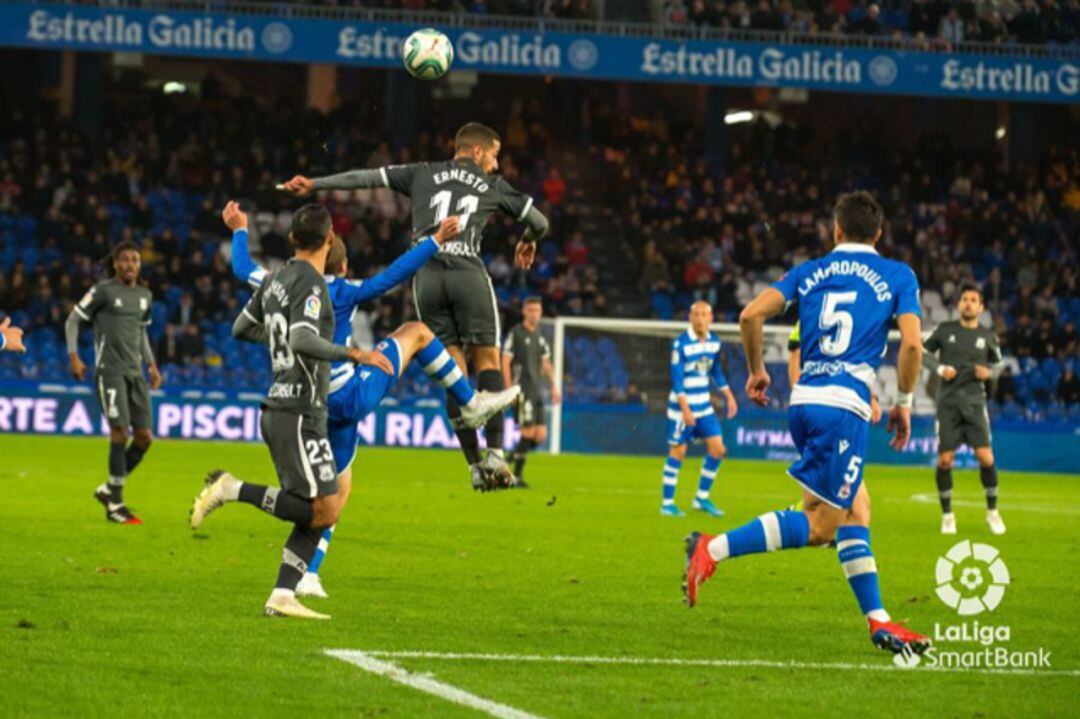 Jugada entre el Deportivo y el Alcorcón en Riazor