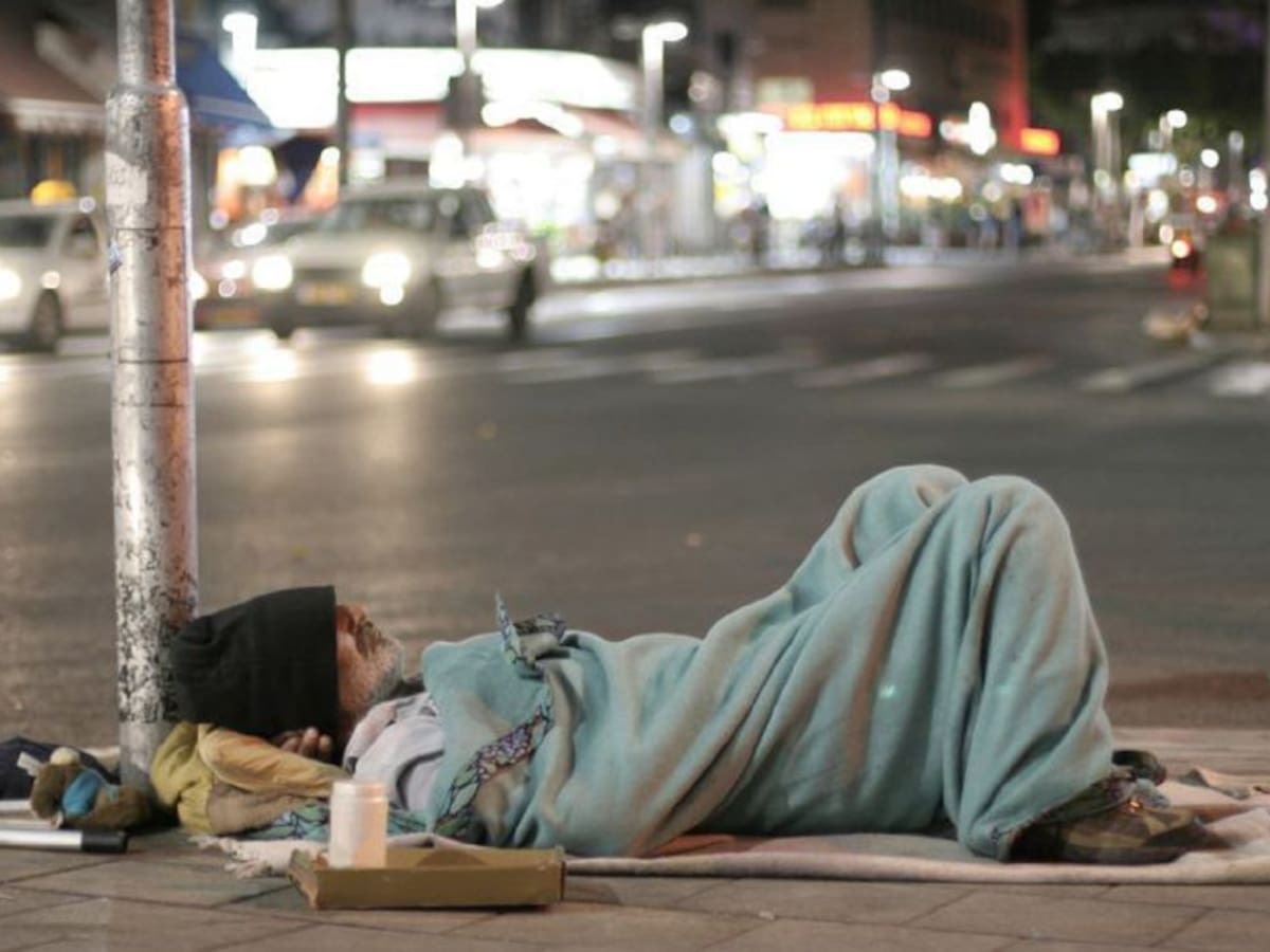 El Consell necesita 10 profesionales para atender a las personas sin hogar en el polideportivo Blanca Dona