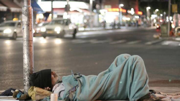 El Consell necesita 10 profesionales para atender a las personas sin hogar en el polideportivo Blanca Dona