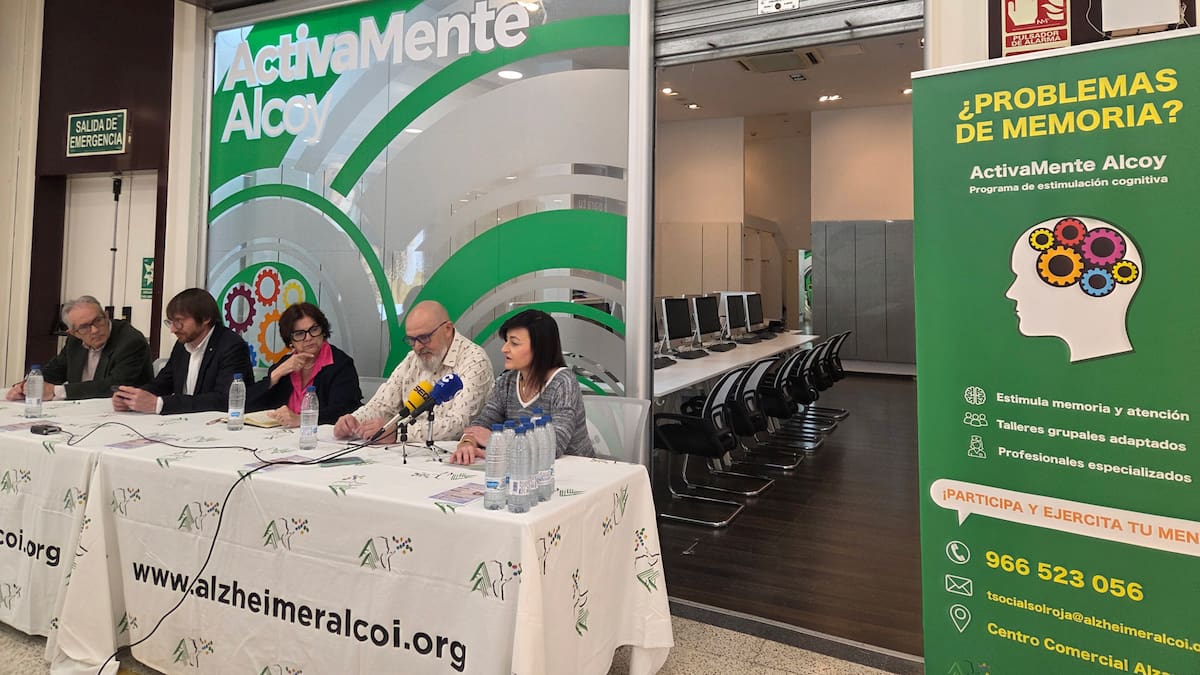 La Asociación de Alzheimer pone en marcha el programa ActivaMente con un local con 13 ordenadores en el Centro Comercial Alzamora