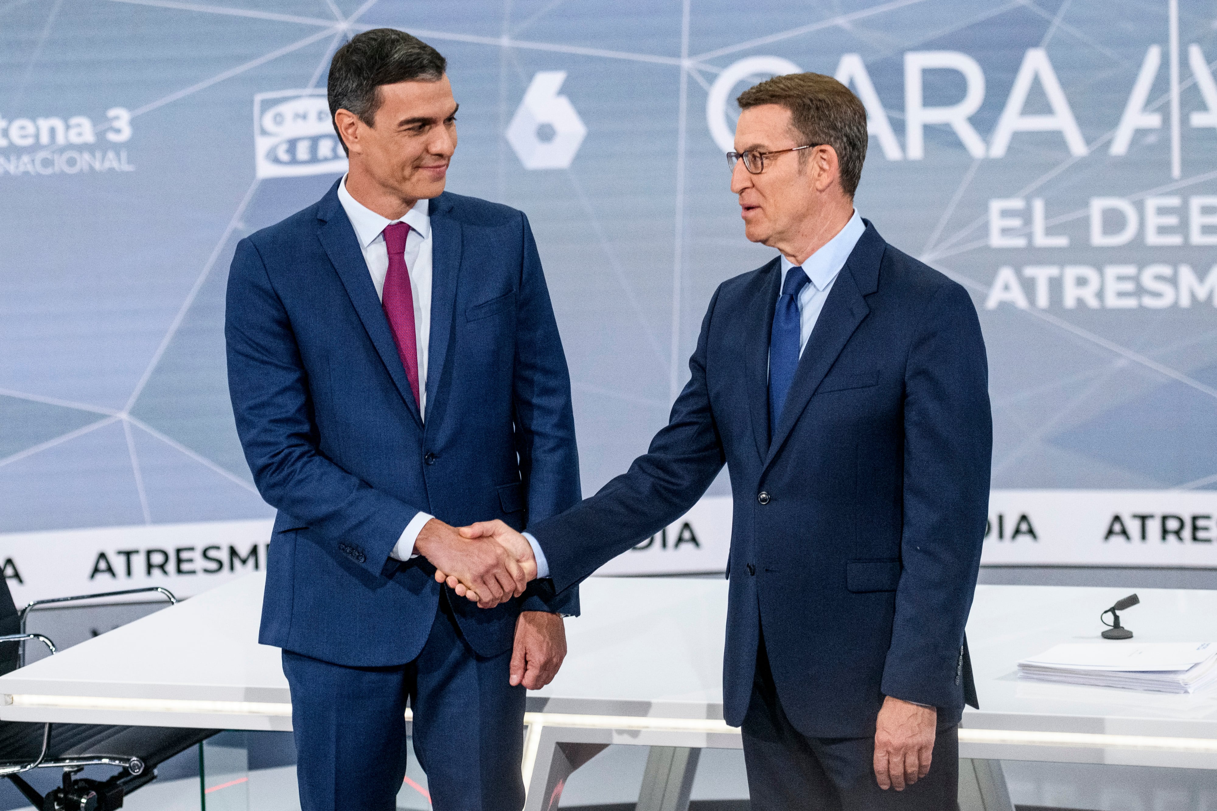 Pedro Sánchez y Alberto Núñez Feijóo durante el debate.