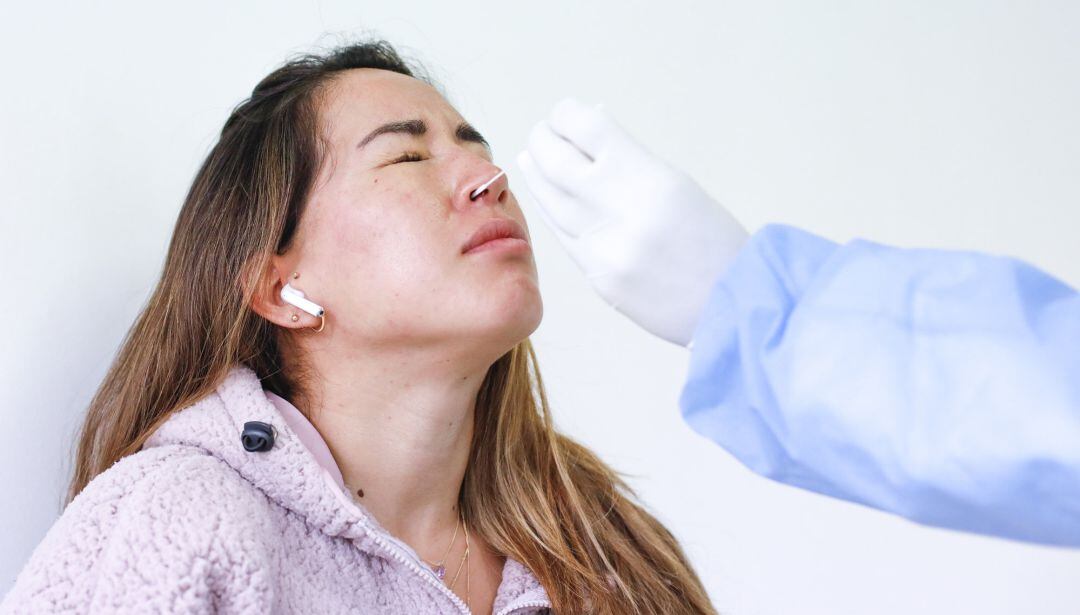 Test PCR a una mujer.