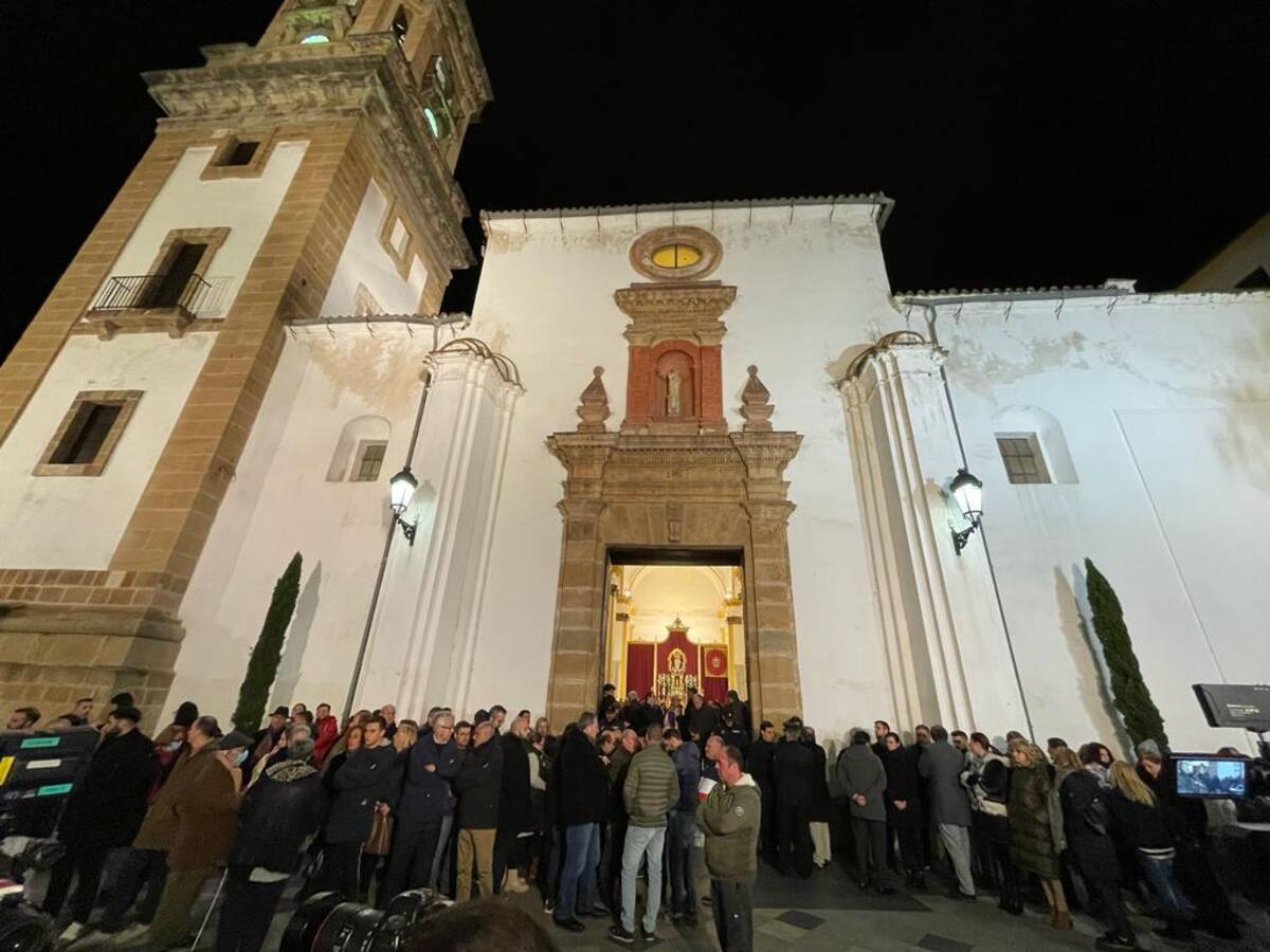 El féretro del sacristán asesinado en Algeciras llega entre aplausos a La Palma