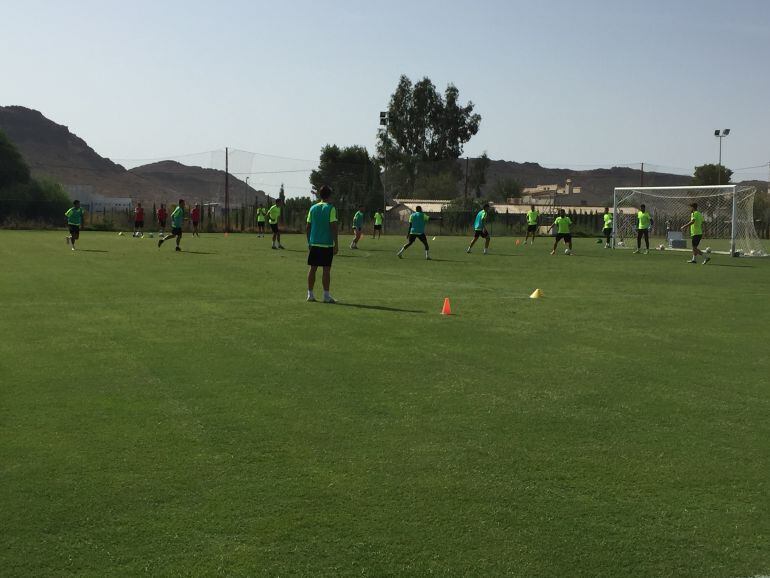 Los jugadores del Hércules CF entrenando en las instalaciones de Fontcalent