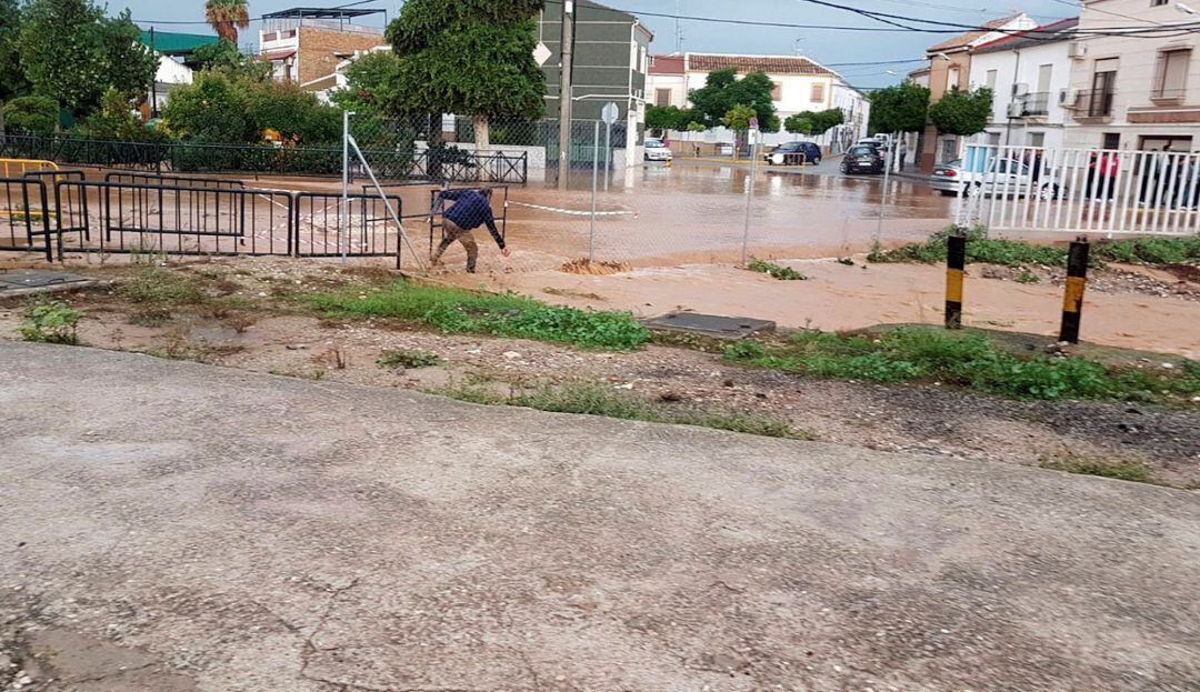 Imagen de la zona de La Estación de La Roda de Andalucía (Sevilla), de donde han sido evacuados varios vecinos por la crecida del río Yeguas, debido a las fuertes lluvias caídas durante la madrugada del domingo.