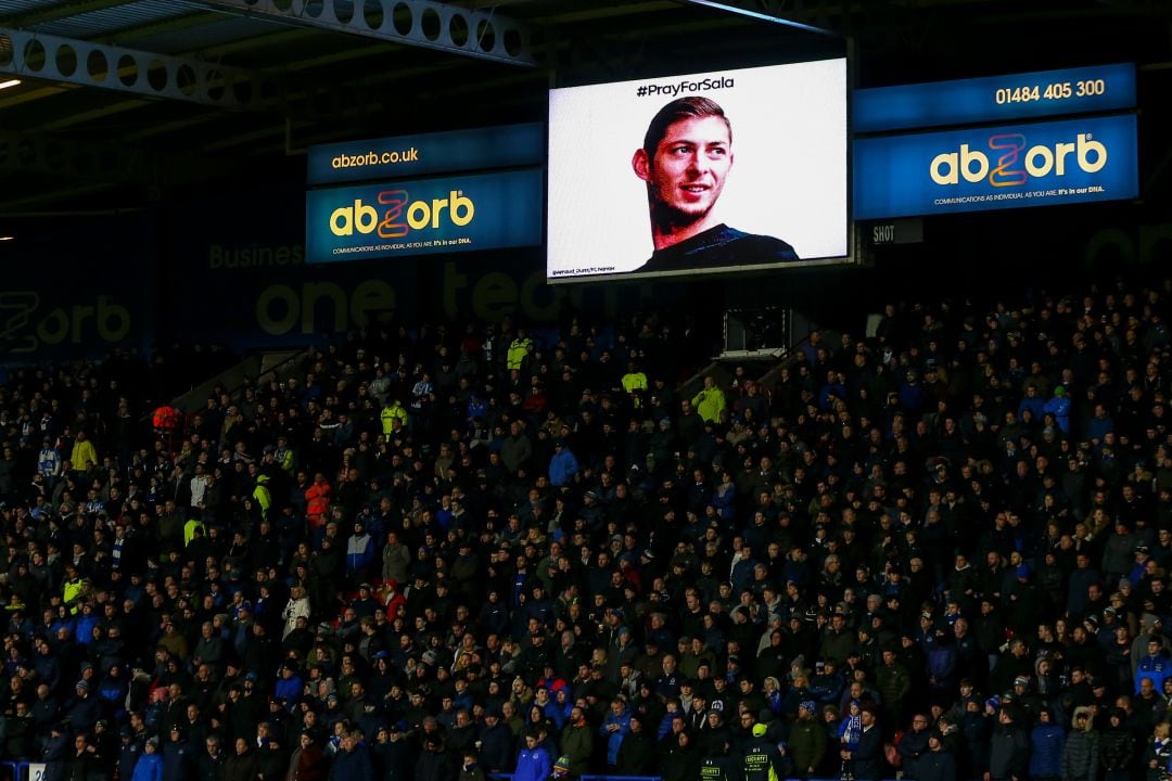 Imagen de un tributo a Sala, en el estadio del Huddersfield