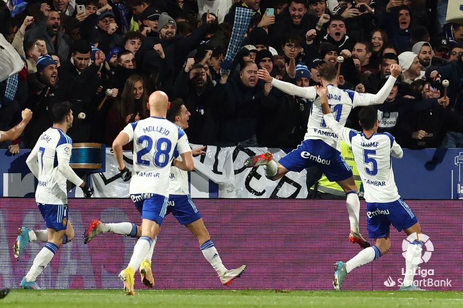 Vada celebra el tercer gol del Real Zaragoza frente al Huesca