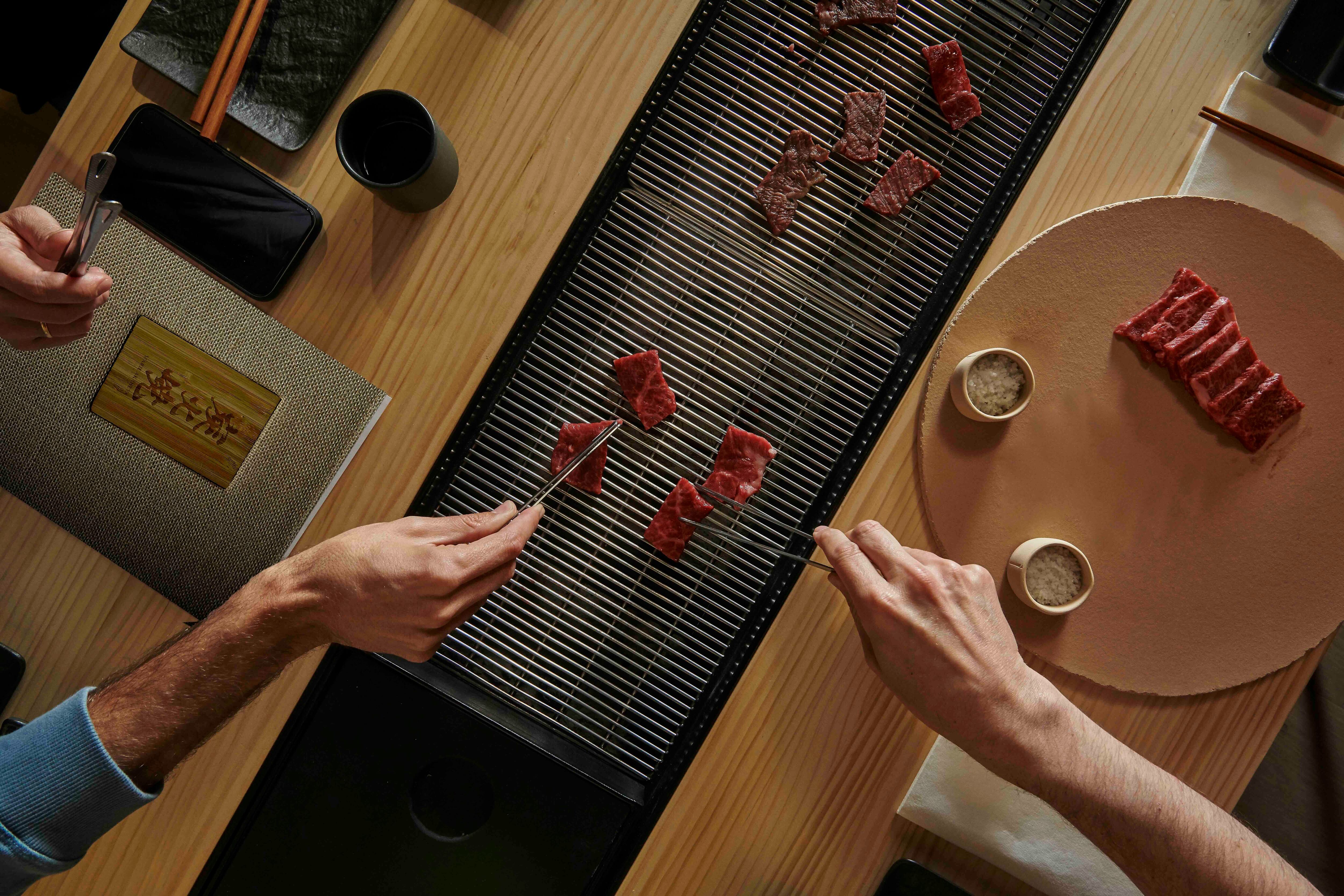 Sumibiyaki en las mesas de los restaurantes de Grupo Akaneya