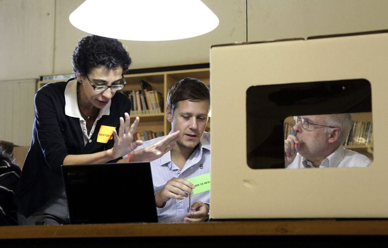 Varios voluntarios ultiman los preparativos en un colegio de Barcelona para la consulta participativa del 9-N