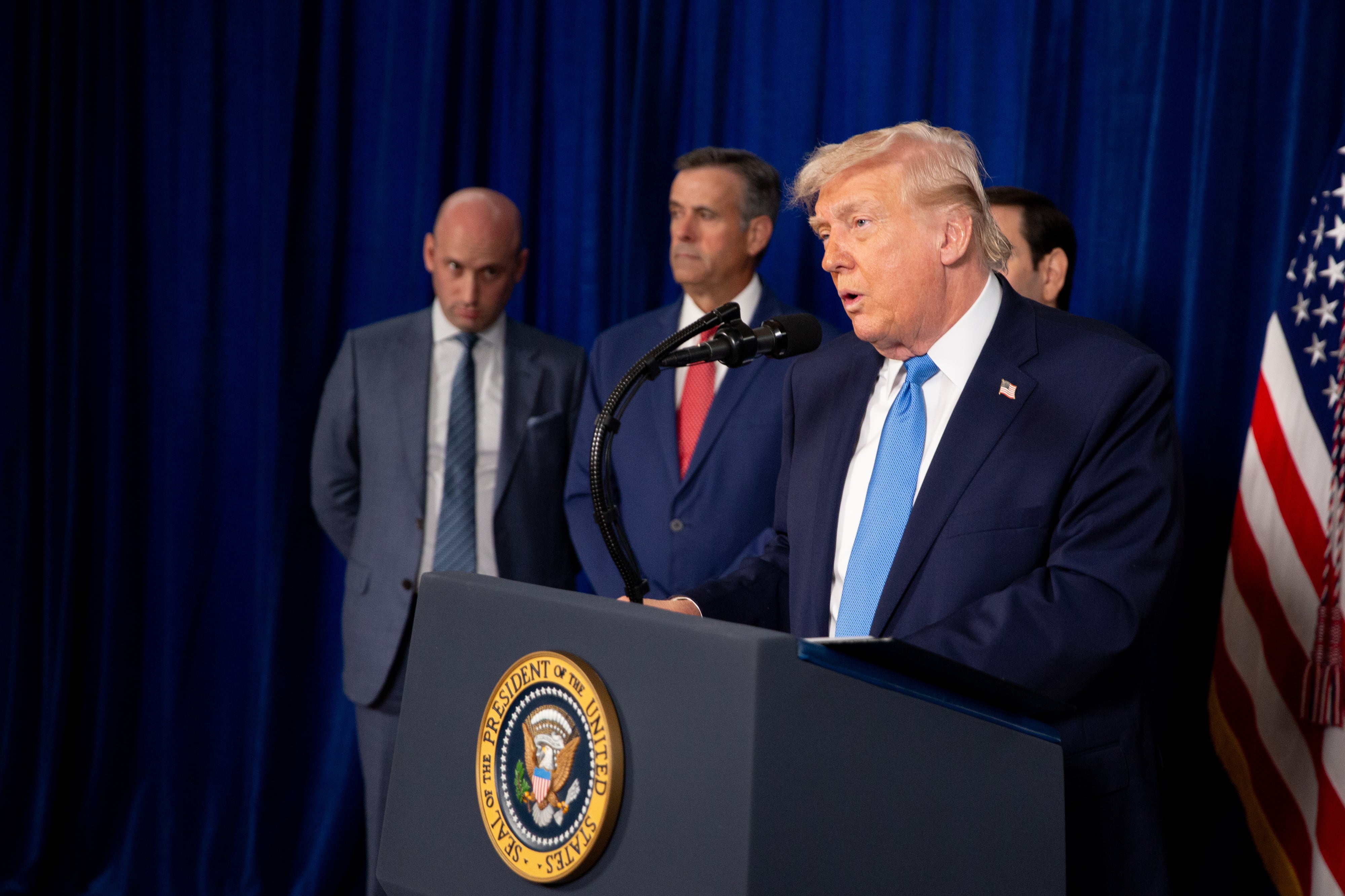 El presidente de los Estados Unidos, Donald Trump, habla durante una rueda de prensa en el club Mar-a-Lago, en Palm Beach, Florida (EE. UU.), el 3 de enero de 2026. 