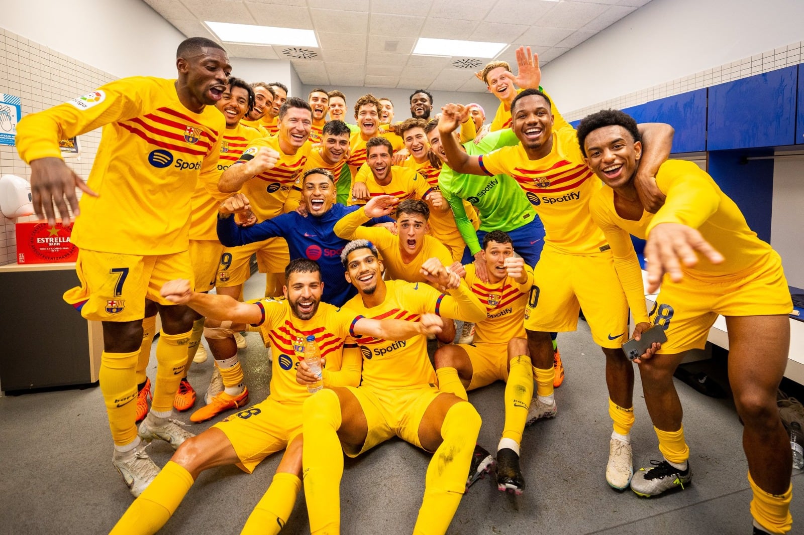 Los jugadores del Barcelona celebran el título de Liga en el vestuario del Espanyol