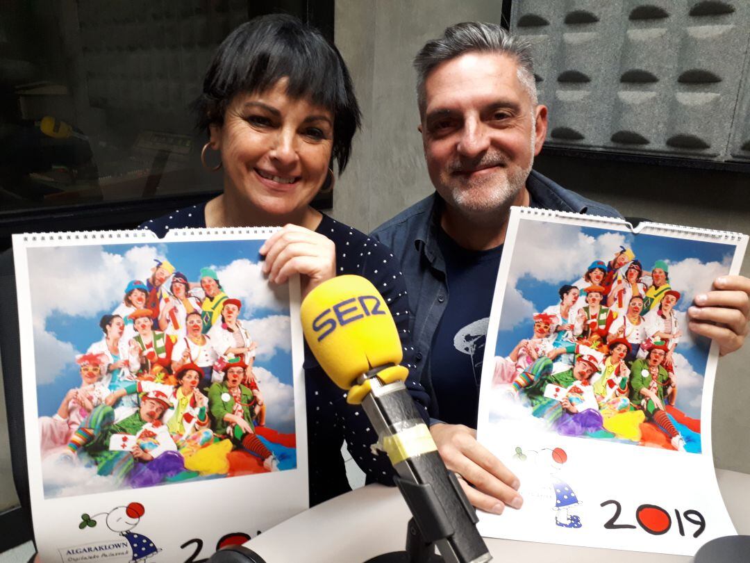 Karmele Etxeberria y Juanma Cano posan con el calendario de Algaraklown