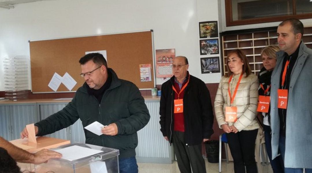 José Antonio Bartolomé, candidato de Ciudadanos al Congreso votando