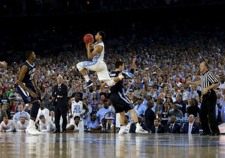 Marcus Paige, con una postura acrobática, tira un triple en los instantes finales del partido