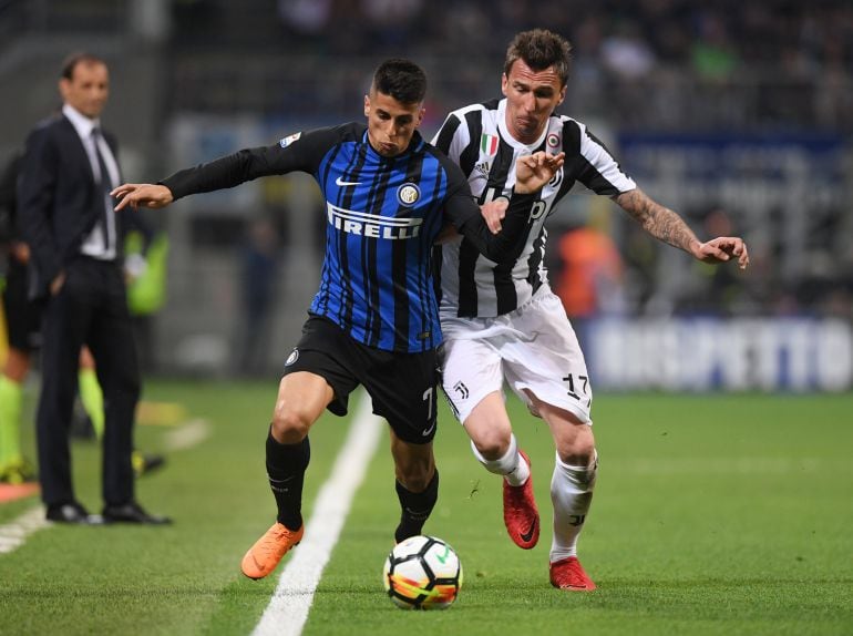 Soccer Football - Serie A - Inter Milan vs Juventus - San Siro, Milan, Italy - April 28, 2018   Inter Milan&#039;s Joao Cancelo in action with Juventus&#039; Mario Mandzukic   REUTERSAlberto Lingria