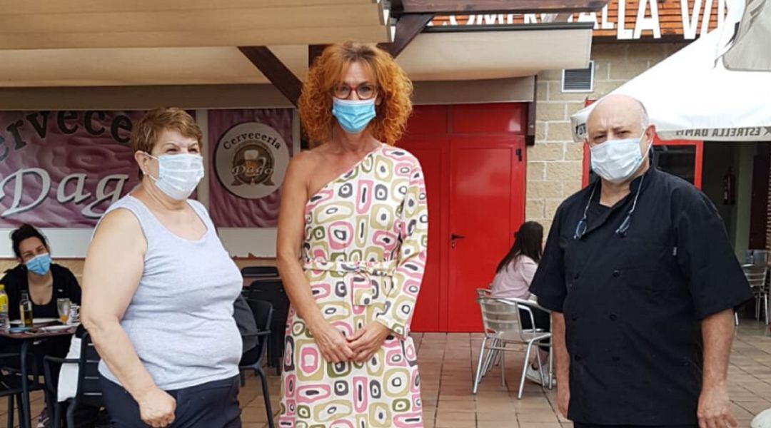 Antonia Alcázar, alcaldesa de Velilla, reunida con dos hosteleros este verano. 