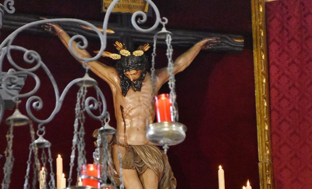 El Cristo de la Buena Muerte en su altar de quinario en la Parroquia de San Julián