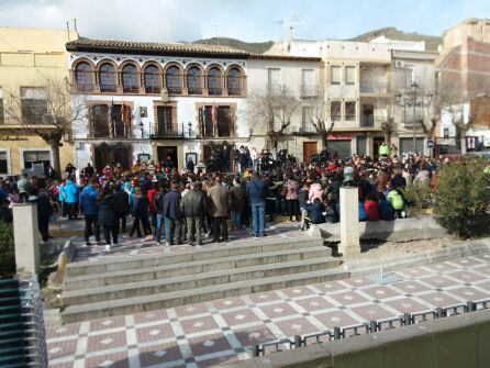 Momento del acto en el escenario a la puerta del Ayuntamiento