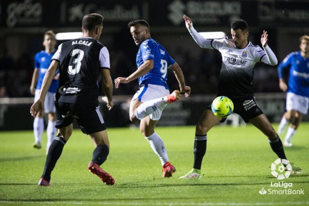 Alcalá, defensor del Cartagena, durante su partido frente al Tenerife. 