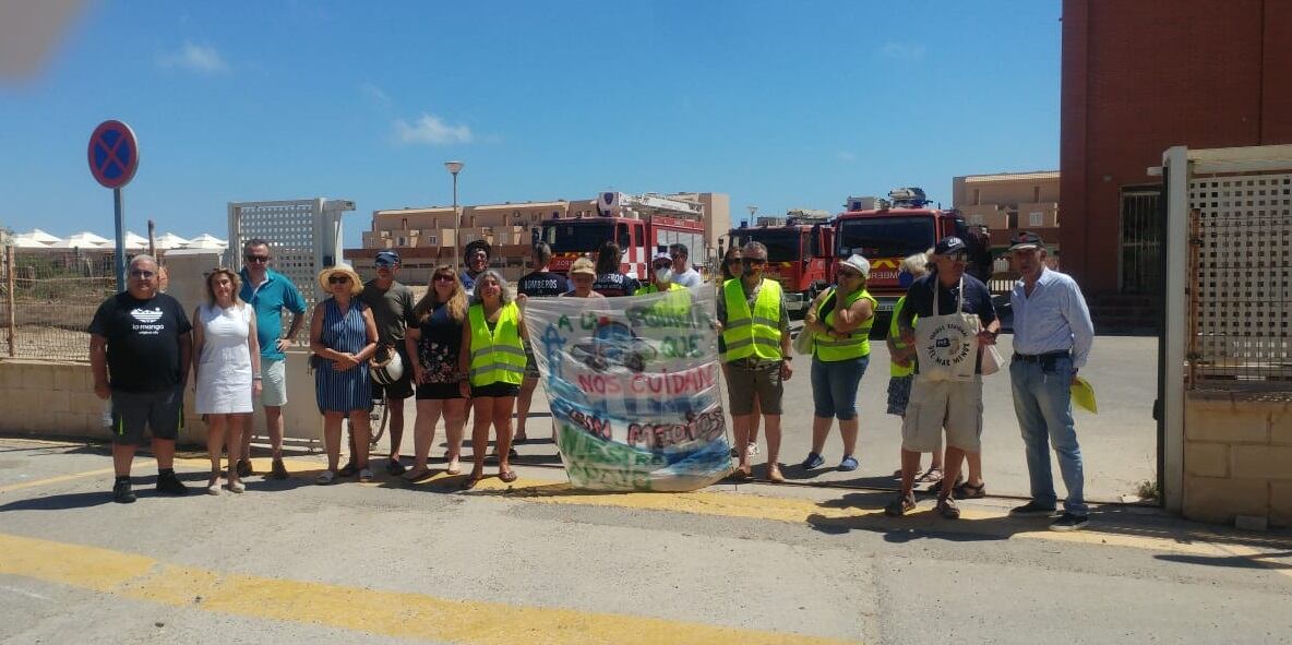 Vecinos frente al Parque de Bomberos