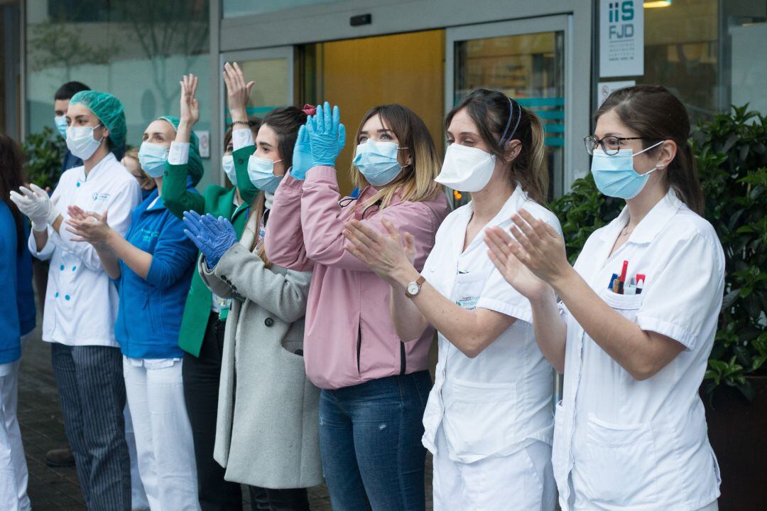 Enfermeras aplaudiendo en la puerta de los centros sanitarios durante la pandemia