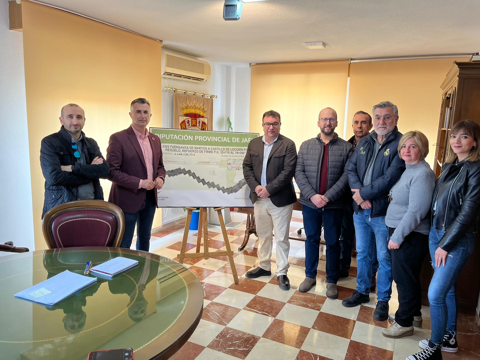 El diputado de Infraestructuras Municipales, José Luis Agea (segundo por la izquierda) junto a los alcaldes de Fuensanta de Martos y Castillo de Locubín y otras autoridades locales.