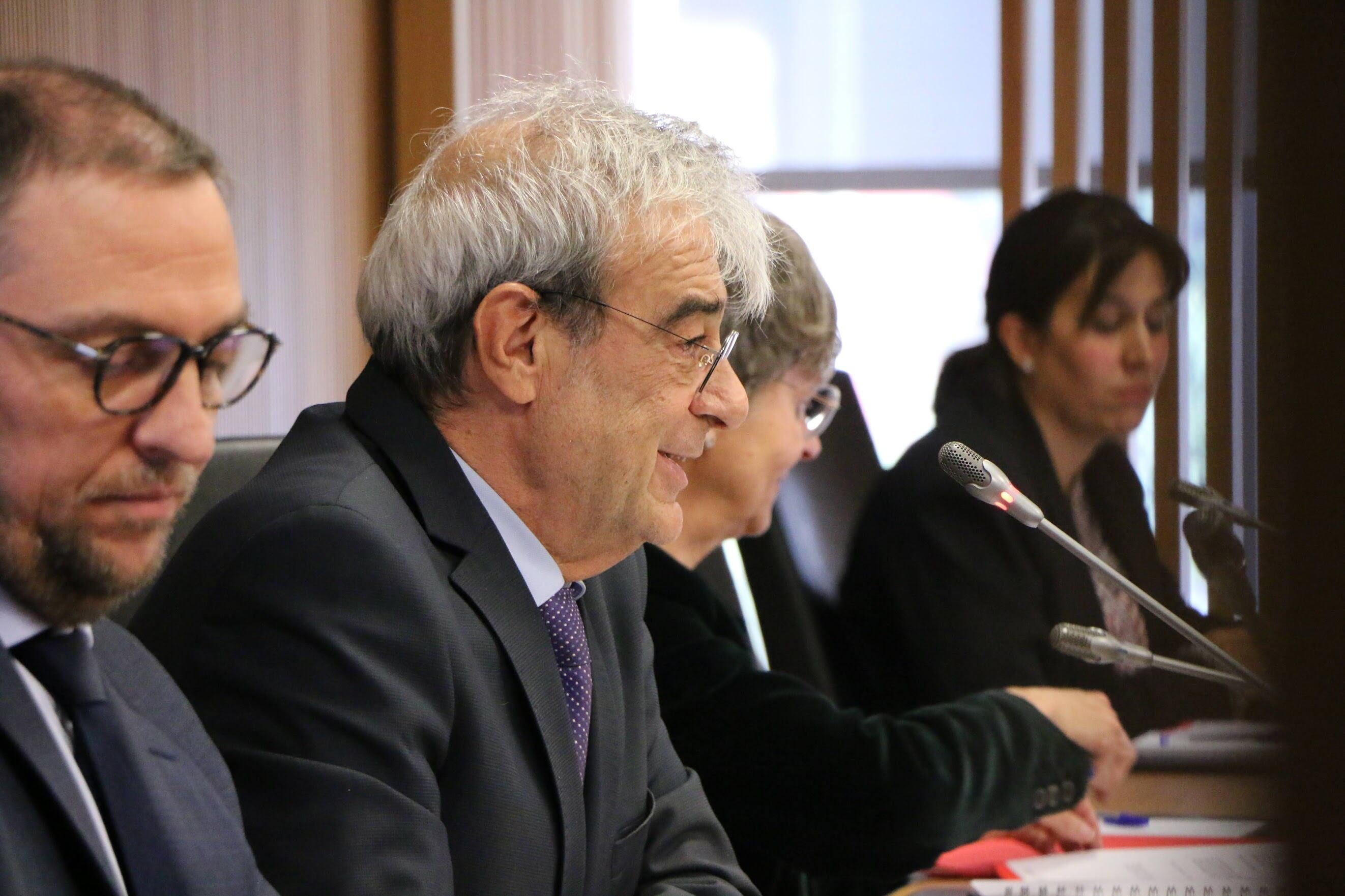 El ministre de Relacions Institucionals, Educació i Universitats, Ladislau Baró, durant la seva compareixença davant la comissió legislativa d&#039;Educació, Recerca, Cultura, Joventut i Esports.