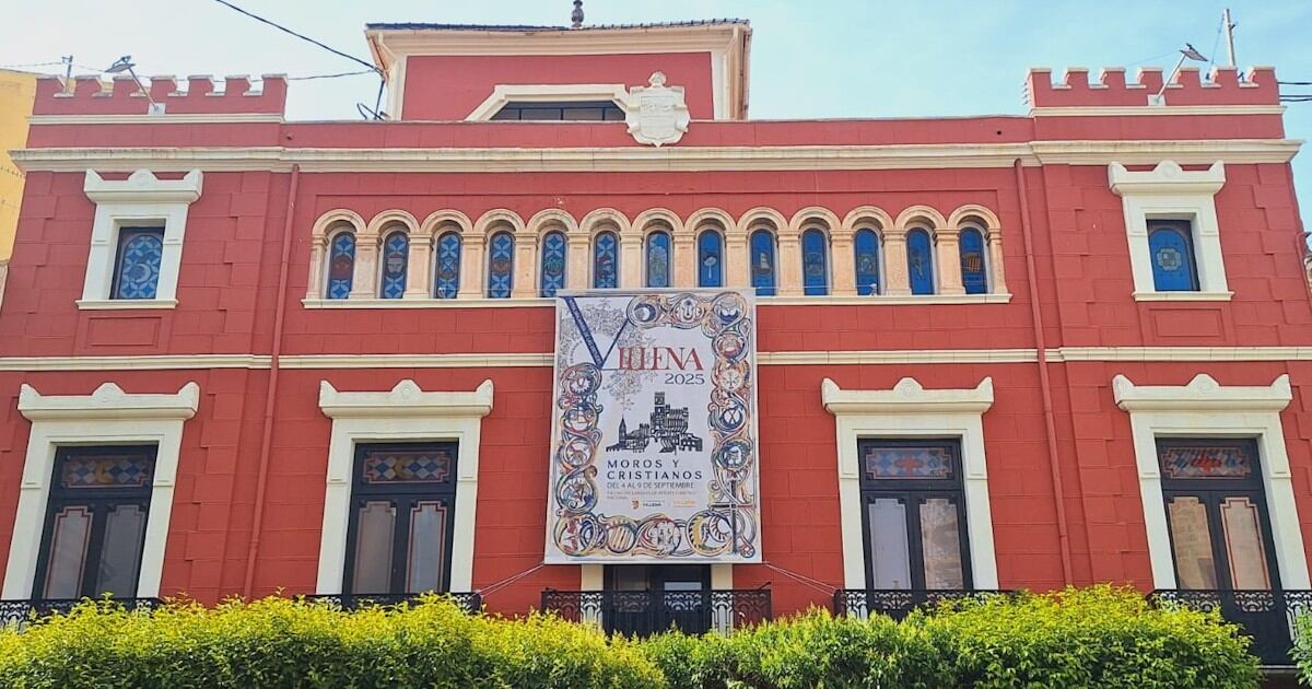 Cartel 2025 en la fachada de la Casa del Festero