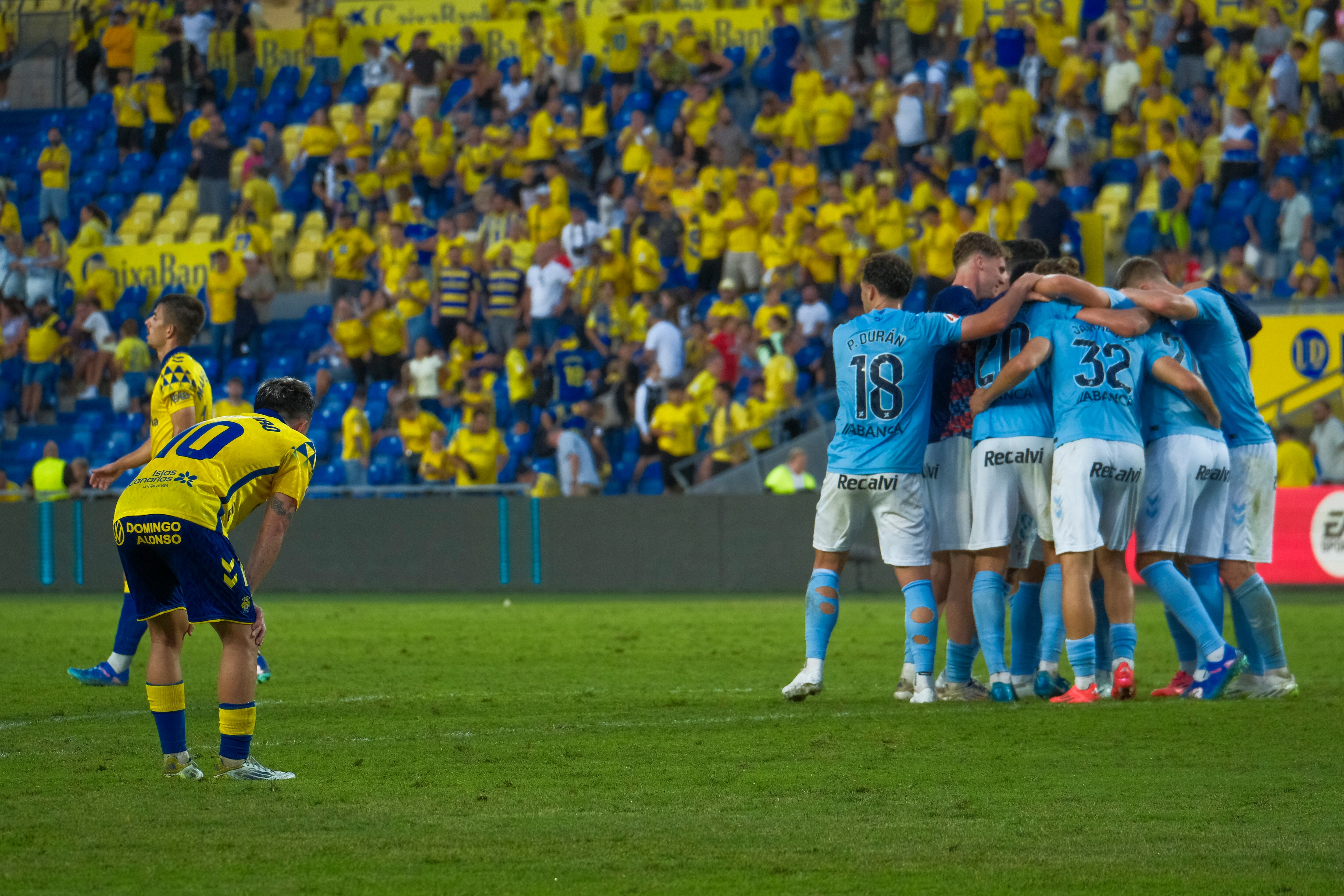 LAS PALMAS DE GRAN CANARIA, 05/10/2024.- Los jugadores del Celta celebran la victoria ante la UD Las Palmas al término del encuentro de la jornada 9 de LaLiga que UD Las Palmas y Celta de Vigo disputan este sábado en el estadio de Gran Canaria. EFE/Angel Medina G.
