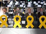 Una fotografia i un llaç groc dels empresonats Jordi Sánchez, Jordi Cuixart, Oriol Junqueras i Joaquim Forn a la primera fila de l&#039;Assemblea General Ordinària de l&#039;ANC. Imatge del 25 de febrer del 2018. (horitzontal)