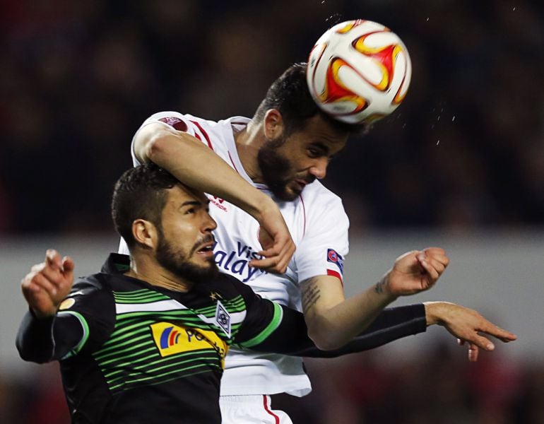 Domínguez e Iborra pelean un balón durante el Sevilla-Borussia Moenchengladbach