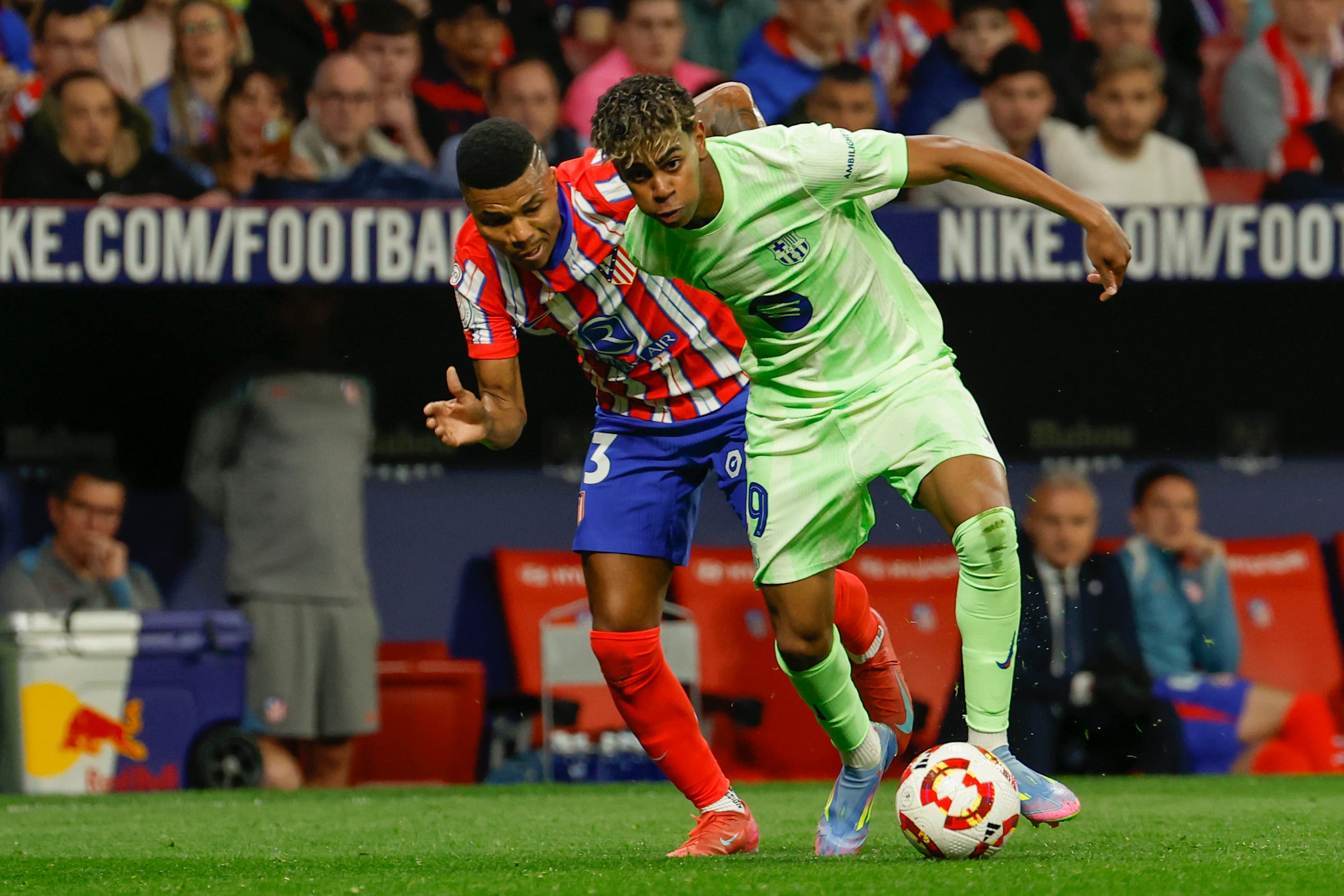 Lamine Yamal regatea a Reinildo en el partido entre Barça y Atlético de Madrid