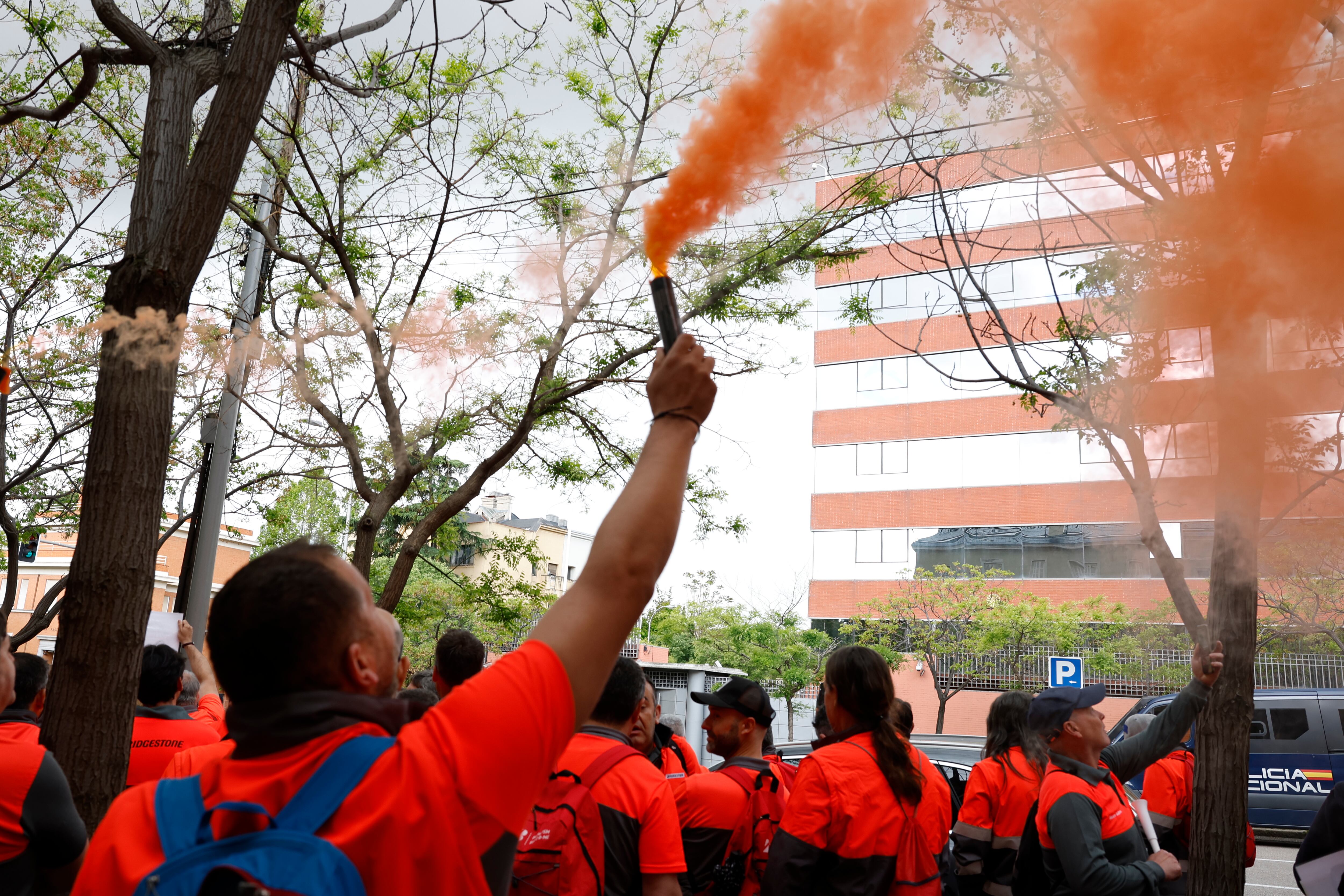 MADRID, 05/05/2025.- Trabajadores de la planta de Bridgestone en Basauri (Bizkaia) afrontan este lunes su novena jornada de huelga en contra de los 335 despidos anunciados por la multinacional japonesa en la fábrica vizcaína y viajan a Madrid para manifestarse ante la embajada de Japón. EFE/ J.J. Guillén

