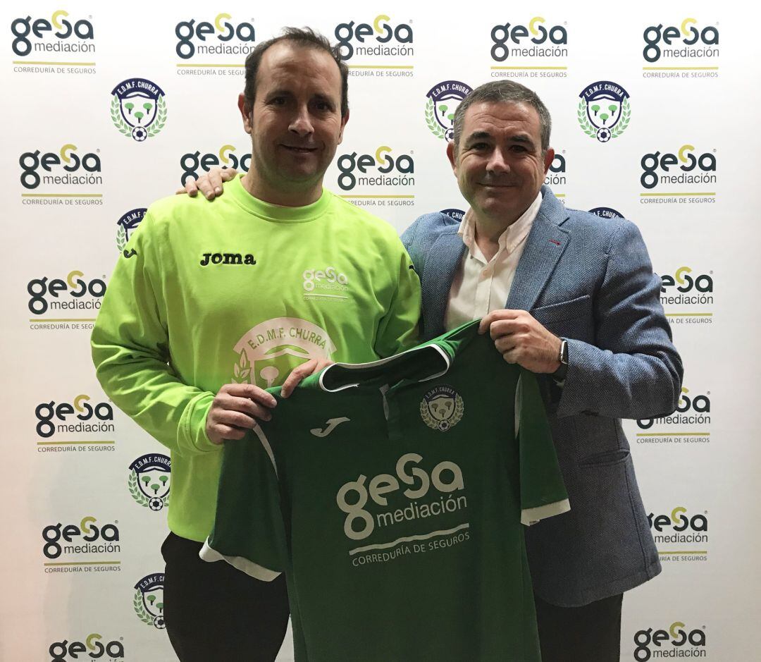 Ismael Ibáñez, entrenador, y Mariano Albaladejo, presidente del club, en la presentación del técnico