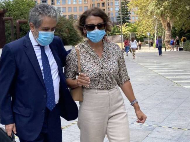 Celia Zafra y su abogado a la salida de la Ciudad de la Justicia