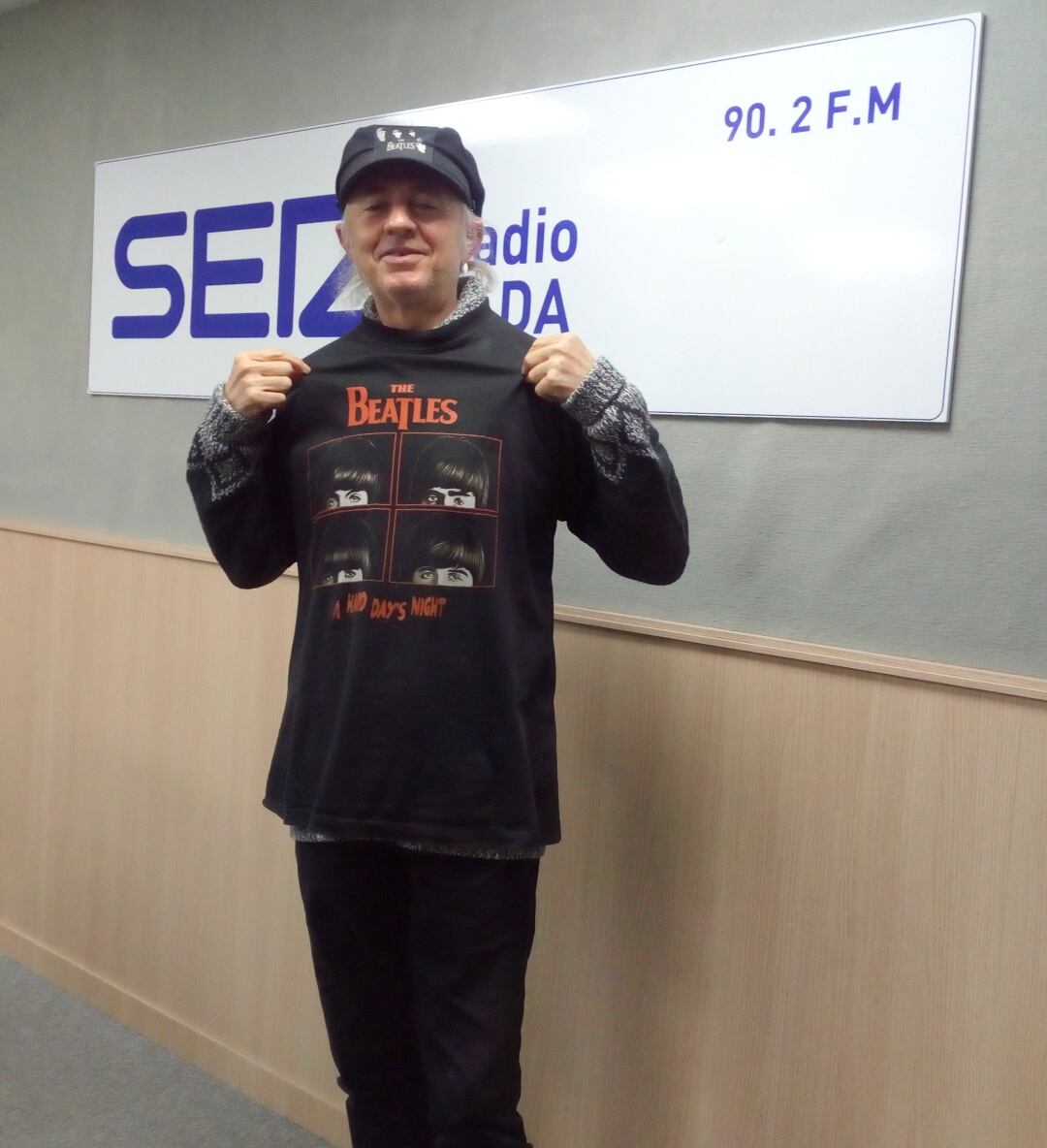 Lenon, fan de The Beatles, en el estudio de Radio Elda SER, ataviado con una camiseta y gorra del grupo de Liverpool