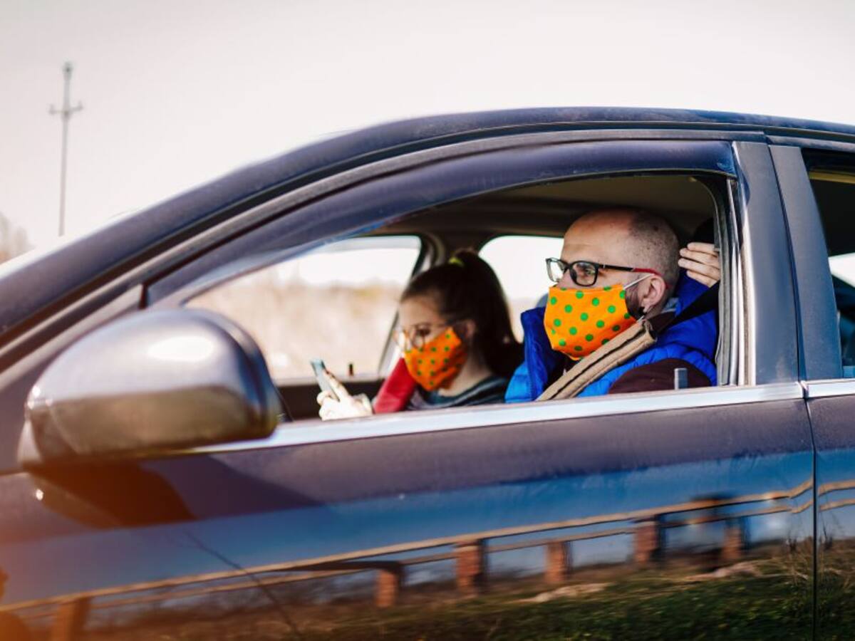 Estas son las ventanas del coche que tienes que bajar para reducir el riesgo de contagio, según la ciencia