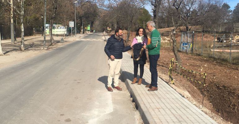 El delegado territorial de Fomento y Vivienda, Rafael Valdivielso, junto a la alcaldesa pedánea, Noelia Galdón, y el alcalde de La Iruela, José Antonio Olivares.