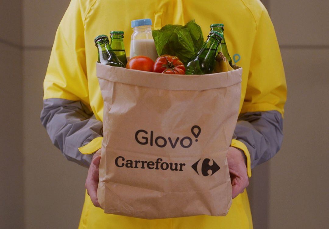 Carrefour amplía el acuerdo con Glovo para los supermercados express en estaciones de servicio Cepsa