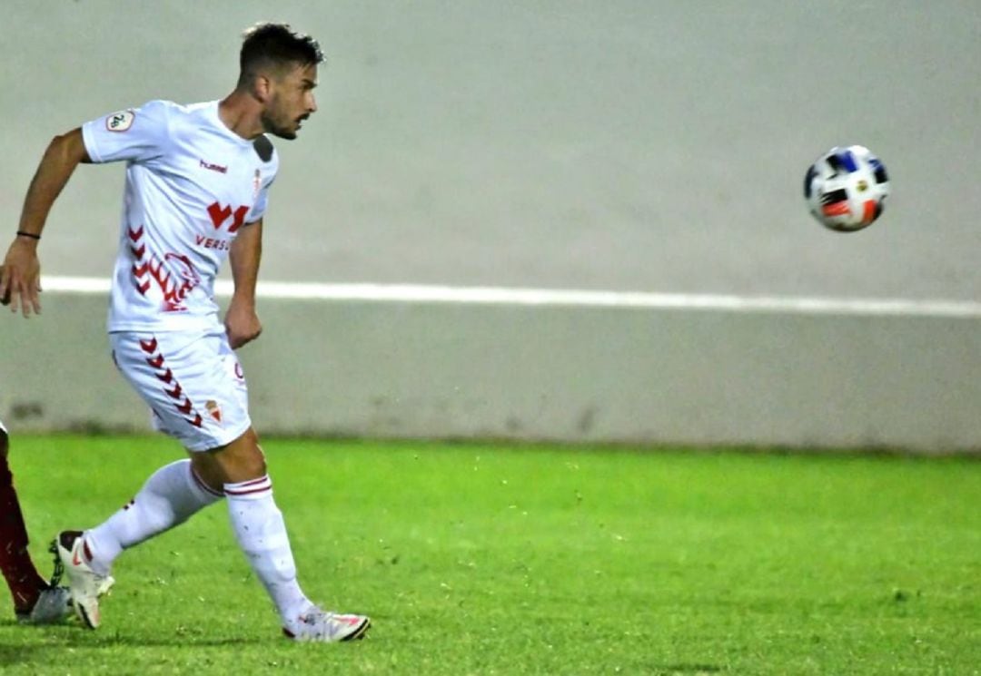 Rafa Chumbi con el balón durante la pretemporada